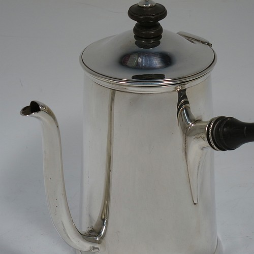 A very handsome Antique Victorian Sterling Silver gravy Argyll, having a plain round body with tapering sides and applied reeded borders, a domed hinged lid with wooden finial, a scroll pouring spout, a wooden handle that unscrews to reveal an opening for adding hot water to the water jacket, and all sitting on a flat base. Made D. and J. Welby of London in 1887. The dimensions of this fine hand-made antique silver Argyll are height 15 cms (6 inches), diameter at base 8.5 cms (3.3 inches), length 12 cms (4.75 inches), and it weighs approx. 350g (11.3 troy ounces).    