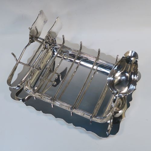 A very elegant Antique Edwardian Silver Plated asparagus serving set, having a plain rectangular body with a Chippendale border, a wire-work serving rack, a sauce boat sat in a frame with loop handle, a pair of asparagus server tongs, and all sitting on a flat base. This handsome silver-plated asparagus serving set was made made by Gladwins Ltd., of Sheffield in ca. 1910. The dimensions of this fine hand-made silver-plated asparagus serving set are length 28 cms (11 inches), and width, 21 cms (8.25 inches).  