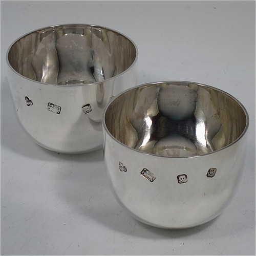 A very handsome pair of Sterling Silver tumbler cups, having plain round bodies. Made by Wakely and Wheeler of London in 1978/79. The dimensions of these fine hand-made silver tumbler cups are height 5 cms (2 inches), diameter 6.5 cms (2.5 inches), and their total weight is approx. 218g (7 troy ounces).    