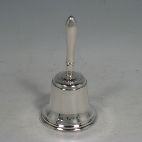 Antique Edwardian Scottish sterling silver table bell, having a round plain body with hand-chased reeded decoration, a plain tapering handle, and an original silver clapper. Made by Hamilton and Inches of Edinburgh in 1905. The dimensions of this fine hand-made silver table bell are height 10 cms (4 inches), diameter at bell mouth 5.5 cms (2.25 inches), and it weighs approx. 170g (5.5 troy ounces).  