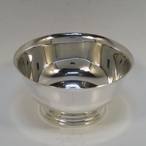 A very handsome Antique American Sterling Silver plain table bowl in the Paul Revere style, having a plain round body, and sitting on a pedestal foot. This elegant Paul Revere style table bowl was made by Gorham in ca. 1920. The dimensions of this fine hand-made antique silver bowl are diameter 15 cms (6 inches), height 8 cms (3 inches), and it weighs approx. 279g (9 troy ounces).   