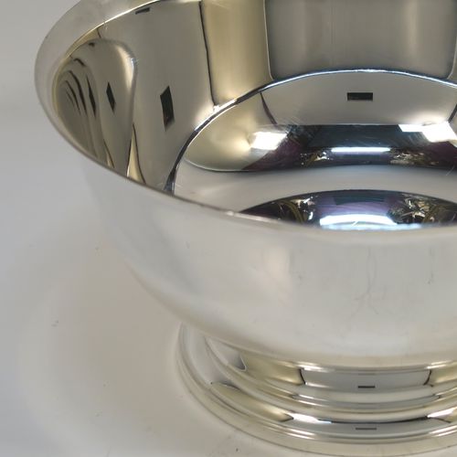 A very handsome Antique American Sterling Silver plain table bowl in the Paul Revere style, having a plain round body, and sitting on a pedestal foot. This elegant Paul Revere style table bowl was made by Gorham in ca. 1920. The dimensions of this fine hand-made antique silver bowl are diameter 15 cms (6 inches), height 8 cms (3 inches), and it weighs approx. 279g (9 troy ounces).   