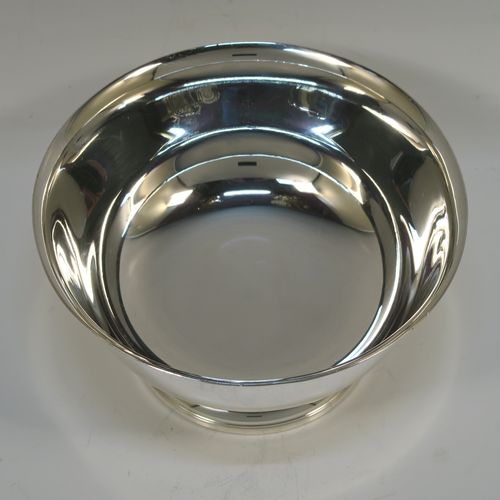 A very handsome Antique American Sterling Silver plain table bowl in the Paul Revere style, having a plain round body, and sitting on a pedestal foot. This elegant Paul Revere style table bowl was made by Gorham in ca. 1920. The dimensions of this fine hand-made antique silver bowl are diameter 15 cms (6 inches), height 8 cms (3 inches), and it weighs approx. 279g (9 troy ounces).   