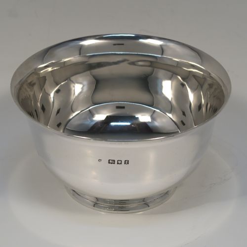 A very handsome Antique Sterling Silver table bowl, having a plain round bellied body with a turned out rim, and sitting on a round collet foot. This elegant table bowl was made by Charles Edwards of London in 1921. The dimensions of this fine hand-made antique silver bowl are diameter 13 cms (5 inches), height 7 cms (2.75 inches), and it weighs approx. 284g (9 troy ounces).   