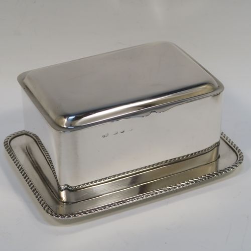 A very elegant Antique Victorian Sterling Silver table box, having a rectangular body, with hinged lid and thumb-piece, a gold-gilt interior, with an attached plate with gadroon border and sitting on a flat base. This handsome silver box was made by Heath and Middleton of Birmingham in 1897. The dimensions of this fine hand-made antique silver table box are length 17 cms (6.75 inches), width 12.5 cms (5 inches), height 8 cms (3 inches), and it weighs approx. 547g (17.6 troy ounces)  