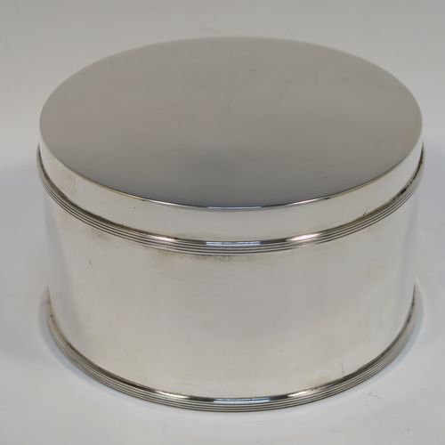 A very elegant and simple Antique Sterling Silver table box, having a plain round body with straight sides, with applied reeded borders, a hinged lid, and sitting of a flat base. This handsome silver box was made by C. J. Vander of London in 1937. The dimensions of this fine hand-made antique silver table box are diameter 13 cms (5 inches), height 8 cms (3 inches), and it weighs approx. 358g (11.5 troy ounces)   