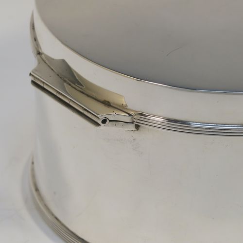 A very elegant and simple Antique Sterling Silver table box, having a plain round body with straight sides, with applied reeded borders, a hinged lid, and sitting of a flat base. This handsome silver box was made by C. J. Vander of London in 1937. The dimensions of this fine hand-made antique silver table box are diameter 13 cms (5 inches), height 8 cms (3 inches), and it weighs approx. 358g (11.5 troy ounces)   