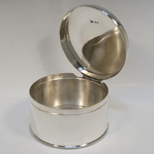 A very elegant and simple Antique Sterling Silver table box, having a plain round body with straight sides, with applied reeded borders, a hinged lid, and sitting of a flat base. This handsome silver box was made by C. J. Vander of London in 1937. The dimensions of this fine hand-made antique silver table box are diameter 13 cms (5 inches), height 8 cms (3 inches), and it weighs approx. 358g (11.5 troy ounces)   