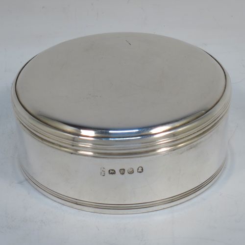 A very handsome Antique Georgian Sterling Silver very plain round table box, having a lift-off slightly lid, with reeded borders, and sitting on a flat base. Made by William Parker of London in 1818. The dimensions of this fine hand-made antique silver box are diameter 9 cms (3.5 inches), height 4 cms (1.5 inches), and it weighs approx. 191g (6.2 troy ounces).  