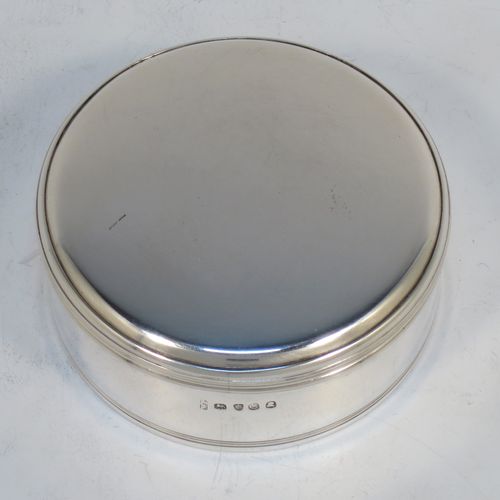 A very handsome Antique Georgian Sterling Silver very plain round table box, having a lift-off slightly lid, with reeded borders, and sitting on a flat base. Made by William Parker of London in 1818. The dimensions of this fine hand-made antique silver box are diameter 9 cms (3.5 inches), height 4 cms (1.5 inches), and it weighs approx. 191g (6.2 troy ounces).  