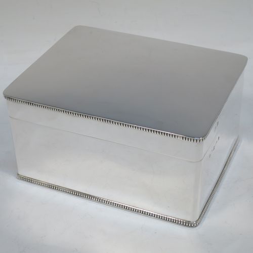 A very elegant and simple Sterling Silver table box, having a plain rectangular body with straight sides and applied gadroon borders, a hinged lid, and sitting of a flat base. Made by Hukin and Heath of Birmingham in 1937. The dimensions of this fine hand-made silver table box are length 15 cms (6 inches), width 11.5 cms (4.5 inches), height 7.5 cms (3 inches), and it weighs approx. 588g (19 troy ounces)  