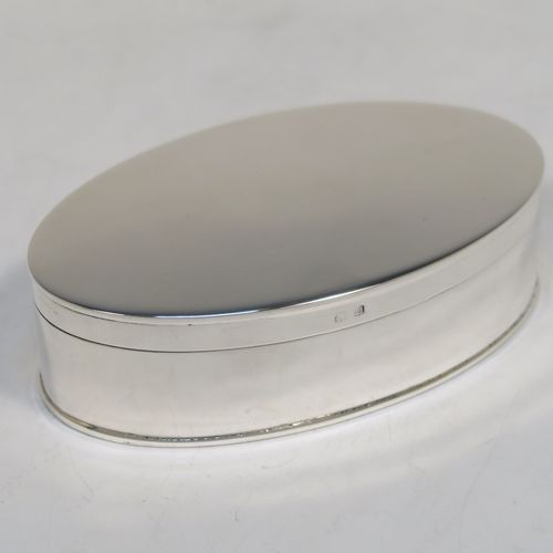 A very elegant and simple Antique Sterling Silver table box, having a plain oval body with straight sides, a hinged lid, a gold-gilt interior, and sitting of a flat base. This handsome silver box was made by Deakin and Francis of Birmingham in 1913. The dimensions of this fine hand-made antique silver table box are length 10 cms (4 inches), width 6 cms (2.25 inches), height 3 cms (1.25 inches), and it weighs approx. 99g (3 troy ounces)   