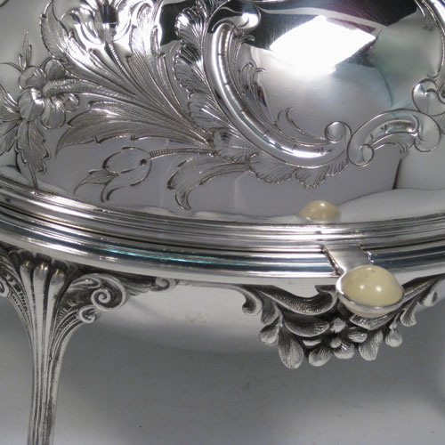    Antique Victorian silver plated revolving breakfast dish with hand-chased floral decoration, cast foliate feet, and original liners. Made by James Round of Sheffield in ca. 1880. Height 21.5 cms (8.5 inches), length 33 cms (13 inches), width 23 cms (9 inches).