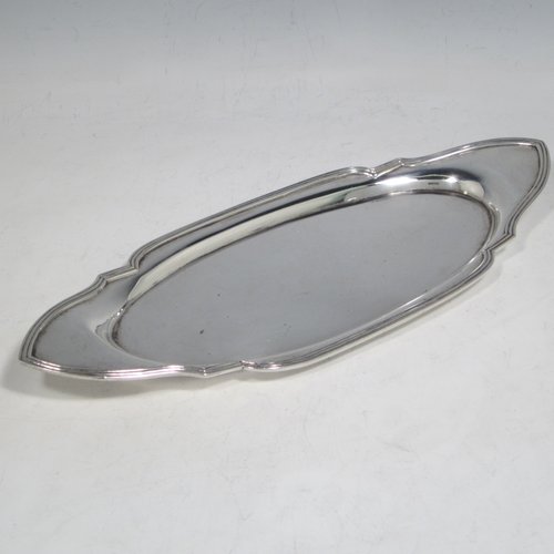 Antique Georgian sterling silver candle scissor snuffer stand, having a plain shaped oval body, with pointed ends, an applied reeded border, and sitting on a flat base. Made by John Emes of London in 1799. The dimensions of this fine hand-made silver snuffer stand are length 25.5 cms (10 inches), width 10 cms (4 inches), and it weighs approx. 144g (4.6 troy ounces).   