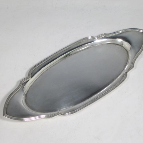 Antique Georgian sterling silver candle scissor snuffer stand, having a plain shaped oval body, with pointed ends, an applied reeded border, and sitting on a flat base. Made by John Emes of London in 1799. The dimensions of this fine hand-made silver snuffer stand are length 25.5 cms (10 inches), width 10 cms (4 inches), and it weighs approx. 144g (4.6 troy ounces).   