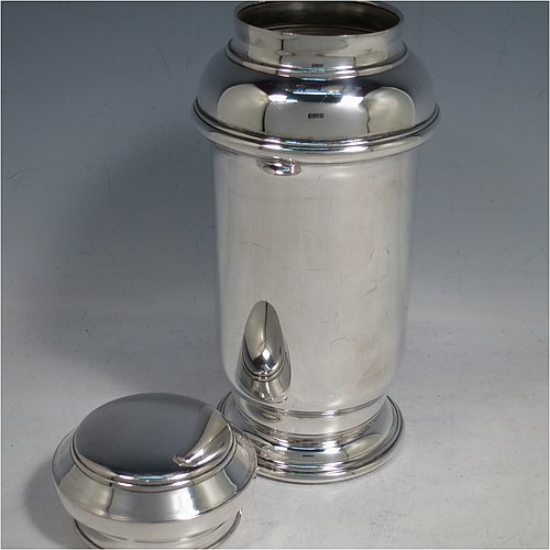 An 800 Standard Continental Silver Art Deco style cocktail shaker, having a plain round body, with a pull-off lid and internal strainer. Made in ca. 1930. The dimensions of this fine hand-made continental silver cocktail shaker are height 21.5 cms (8.5 inches), diameter at widest point 9.5 cms (3.75 inches), and it weighs approx. 460g (14.8 troy ounces).    