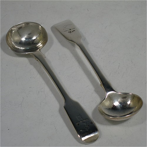 An Antique late Georgian Sterling Silver pair of salt spoons, in the Fiddle pattern. Made by William Eley of London in 1835. The dimensions of these fine hand-made antique silver salt spoons are length 10 cms (4 inches), and they weigh a total of approx. 27g (0.9 troy ounces). Please note that these items are crested.    