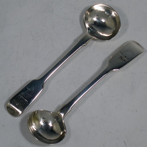 An Antique late Georgian Sterling Silver pair of salt spoons, in the Fiddle pattern. Made by William Eley of London in 1835. The dimensions of these fine hand-made antique silver salt spoons are length 10 cms (4 inches), and they weigh a total of approx. 27g (0.9 troy ounces). Please note that these items are crested.    