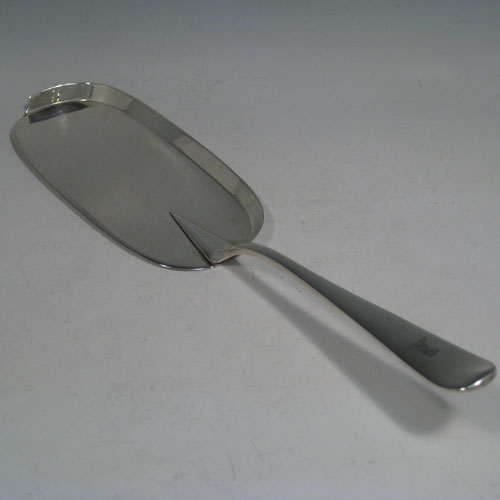 Antique Victorian, sterling silver crumb scoop, having a plain blade, with handle in the Old English pattern. Made by Elkington and Co., of Birmingham in 1906. The dimensions of this fine hand-made silver crumb scoop are length 32 cms (12.5 troy ounces), and it weighs approx. 226g (7.3 troy ounces). Please note that this item is crested.