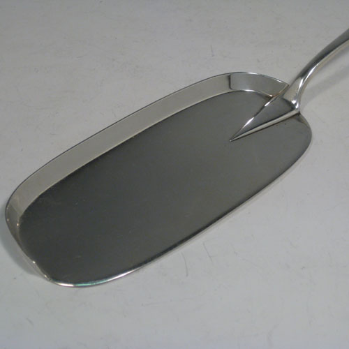 Antique Victorian, sterling silver crumb scoop, having a plain blade, with handle in the Old English pattern. Made by Elkington and Co., of Birmingham in 1906. The dimensions of this fine hand-made silver crumb scoop are length 32 cms (12.5 troy ounces), and it weighs approx. 226g (7.3 troy ounces). Please note that this item is crested.