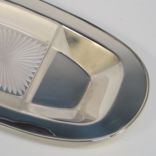 A very elegant Sterling silver hors doeuvres dish in an Art Deco style, having a very plain rectangular body with rounded ends, and three removable star hand-cut frosted glass liners. This beautiful and stylish dish was made by Emile Viner of Sheffield 1937. The dimensions of this fine hand-made silver serving dish are length 33 cms (13 inches), width 16.5 cms (6.5 inches), and it weighs approx. 410g (13.2 troy ounces).