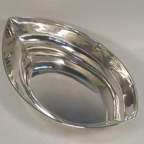 A very handsome Antique Edwardian Sterling Silver bread roll table dish, having a very plain oval boat-shaped body, with an applied reeded border, and all sitting on a flat base. This elegant antique silver bread dish was made by William Hutton of London in 1909. The dimensions of this fine hand-made antique silver bread-roll dish are length 28 cms (11 inches), width 17 cms (6.75 inches), height 9 cms (3.5 inches), and it weighs approx. 470g (15 troy ounces).  