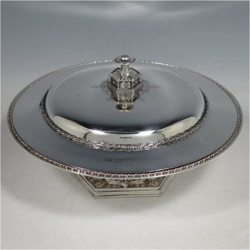 A rare and beautiful Antique Sterling Silver Arts and Crafts style altar Offertory dish and cover, having a round body with a lift off lid, sitting on a hexagonal foot with hand-pierced decoration, the lid with a matching cast finial, and with applied rope-twist borders. This elegant offertory dish and cover was made by Mappin & Webb of London in 1911. The dimensions of this fine hand-made antique silver offertory dish and cover are diameter 21 cms (8.25 inches), height 10 cms (4 inches), and it weighs approx. 872g (28 troy ounces).