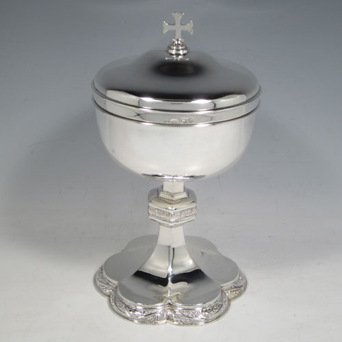 Sterling silver Ciborium, having a plain round body, sitting on a hexafoil base with hand-chased grape-vine border, a lift-off lid with crucifix finial, and gold-gilt interior. Made by Francis Tucker and Co. Ltd., of London in 1940. The dimensions of this fine hand-made silver ciborium are height 22 cms (8.75 inches), diameter 12 cms (5 inches), and it weighs a total of approx. 618g (20 troy ounces). 