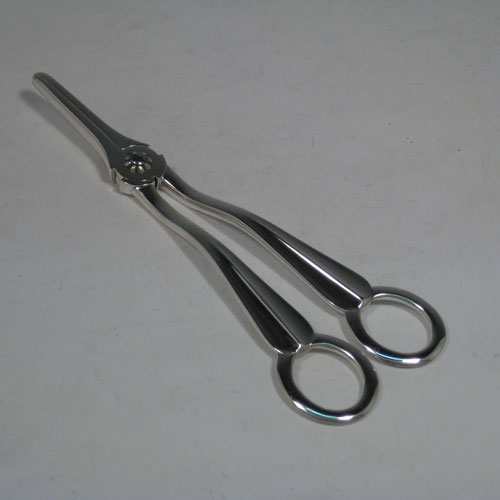 Antique Victorian sterling silver pair of grape shears in the Hollow-Ribbed Rattail pattern. Made by Frances Higgins of London in 1901. The dimensions of this fine hand-made pair of grape shears are length 18.5 cms (7.25 inches), and they weigh approx. 109g (3.5 troy ounces).