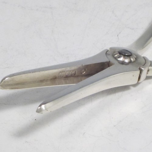 Antique Victorian sterling silver pair of grape shears in the Old English Pip pattern. Made by Frances Higgins of London in 1903. The dimensions of this fine hand-made pair of grape shears are length 18 cms (7 inches), and they weigh approx. 120g (3.9 troy ounces).   