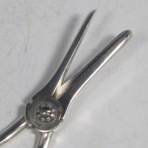 Antique Victorian sterling silver pair of grape shears in the Old English Pip pattern. Made by Frances Higgins of London in 1903. The dimensions of this fine hand-made pair of grape shears are length 18 cms (7 inches), and they weigh approx. 120g (3.9 troy ounces).   