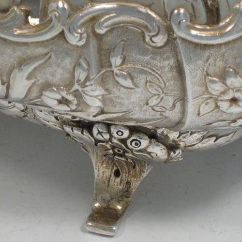 Antique Victorian sterling silver jardiniere, having an oval hand-chased and pierced body with floral decoration, two cast winged angel handles, sitting on four cast foliate feet. Probably Dutch in origin but with import assay marks for London in 1890. Length 28 cms (11 inches), width 15 cms (6 inches), height 16 cms (6.3 inches). Weight approx. 612g (19.7 troy ounces).