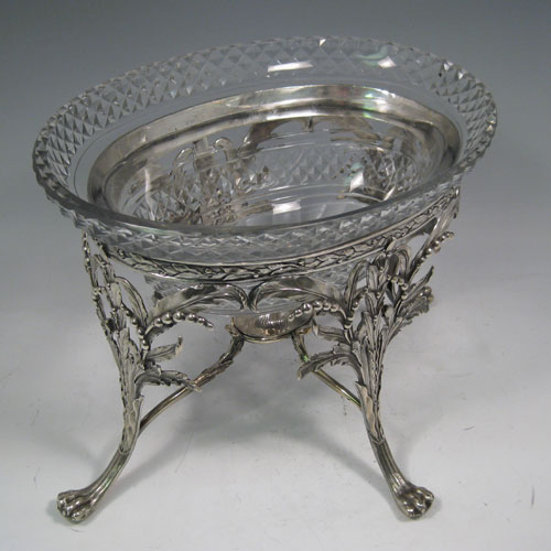 Antique Georgian sterling silver jardinière / epergne, having an oval body with hand-cut crystal bowl, sitting in a cast and hand-chased floral frame, all standing on four lions-paw feet. Made by Pitts & Preedy of London in 1798. The dimensions of this fine hand-made jardinière / epergne are length 28 cms (11 inches), width 19.5 cms (7.75 inches), height 21 cms (8.5 inches), and it weighs approx. 1,118g (36 troy ounces).