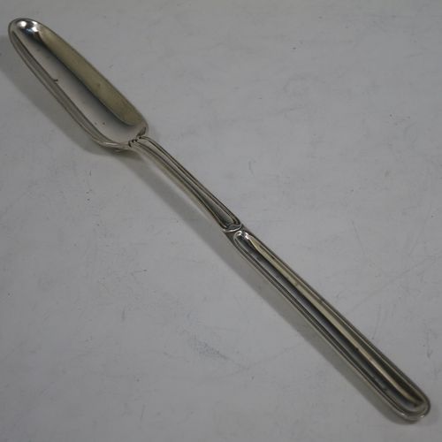 A very handsome Antique Georgian George III Sterling Silver marrow scoop in the Old English Thread pattern. Made by George Smith III and William Fearn of London in 1790. The dimensions of this fine hand-made antique silver marrow scoop are length 21 cms (8.25 inches), and it weighs approx. 49g (1.6 troy ounces). 