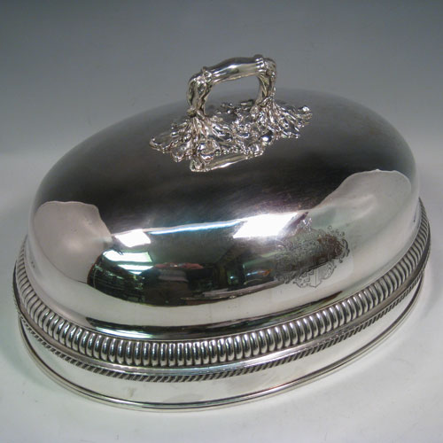       Antique Georgian Old Sheffield plated meat cover dome, having an oval plain body, with a gadroon band and reeded borders, cast acanthus leaf handle, and armorial crest. Made in ca. 1815. With original tin-backed interior. Length 41 cms (16 inches), width 30 cms (12 inches). 