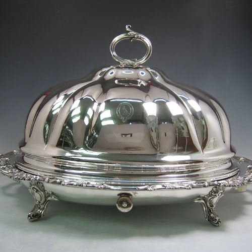 Antique Georgian Old Sheffield silver plated melon-style meat cover and well and tree platter with warming jacket. (Crested). All made in ca. 1820. Length 67 cms, width 45 cms.