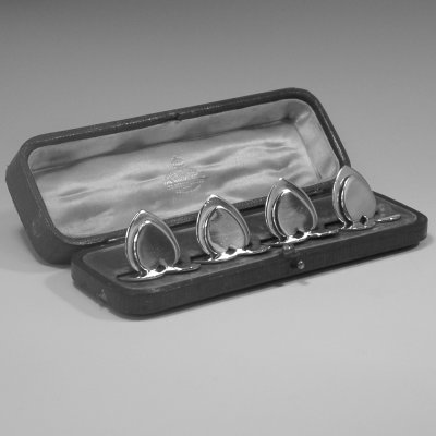 Edwardian sterling silver set of four heart-shaped place card holders in original box, made by Samuel Morden of Chester in 1906. Height 2.5 cms.