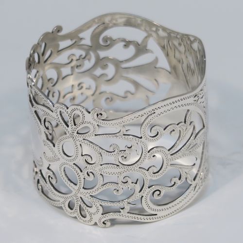 A very pretty Antique Edwardian Art Nouveau style Sterling Silver pair of napkin rings, having round straight-sided bodies with hand-pierced and engraved floral and scroll decoration, all in their original dark blue satin and velvet-lined presentation box. These beautiful antique silver napkin rings were made by George Rhoden of Sheffield in 1909. The dimensions of these fine hand-made antique silver napkin rings are diameter 4.5 cms (1.75 inches), height 4 cms (1.5 inches), and they weigh a total of approx. 63g (2 troy ounces).   