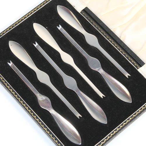 An elegant set of six Lobster picks in a very plain style, all in their original white satin and black velvet-lined presentation box. These handsome silver lobster picks were made by William Suckling of Birmingham in 1960. The dimensions of these fine hand-made silver lobster picks are length 12.5 cms (5 inches), and they weigh a total of 98g (3.2 troy ounces).  