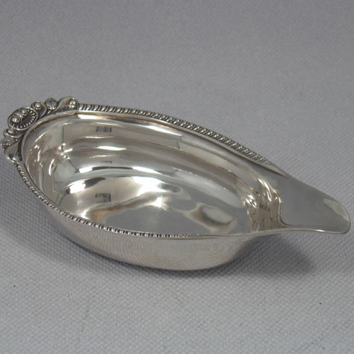    Antique Georgian sterling silver pap boat with shell & gadroon border, made by George Knight of London in 1818. Length 14 cms, width 7.5 cms.