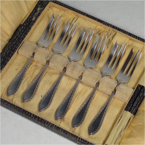 A Sterling Set of six pastry forks, having single-struck bead and pearl handles, and three tined forks, all in their original satin and velvet-lined presentation box. Made by Suckling Ltd., of Birmingham in 1925. The dimensions of these fine hand-made silver pastry forks are length 12.5 cms (5 inches), and they weigh a total of 99g (3.2 troy ounces). Please note that the interior satin lining is damaged and the exterior of the box has worn corners.