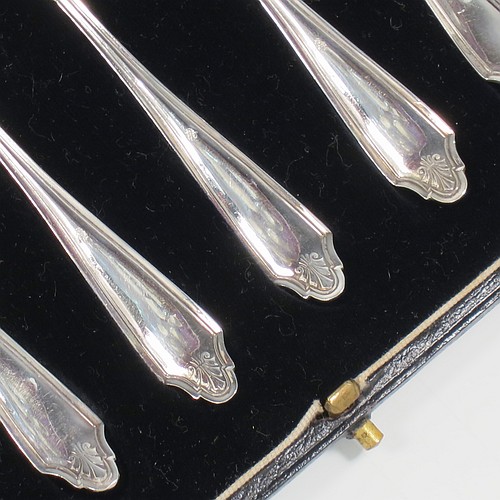 A Sterling Silver set of six pastry forks, having a single-struck reeded Louis pattern handle, and three tined forks, all in their original cream satin and black velvet-lined presentation box. Made by the Cooper Brothers of Sheffield in 1926. The dimensions of these fine hand-made silver pastry forks are length 13 cms (5.25 inches), and they weigh a total of 92g (3 troy ounces).    