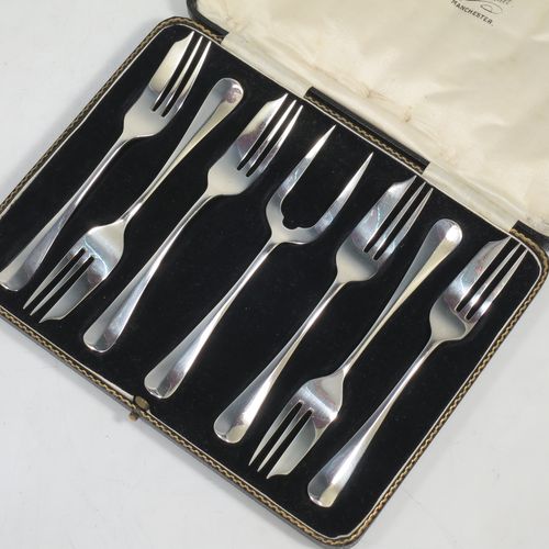 A handsome Sterling Silver set of six pastry forks and a serving fork in the Hanoverian pattern, all in their original cream satin and black velvet-lined presentation box. Made by Charles Boyton and Sons of Sheffield in 1931. The dimensions of these fine hand-made silver pastry forks are length 13.5 cms (5.25 inches), and they weigh a total of 122g (3.9 troy ounces).    