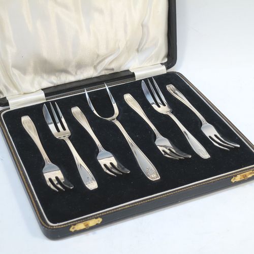 A handsome Sterling Silver set of six pastry forks and a serving fork, all in their original cream satin and black velvet-lined presentation box. Made by Arthur Price of Birmingham in 1931. The dimensions of this set of fine hand-made silver pastry forks are length 12.5 cms (5 inches), and they weigh a total of 113g (3.6 troy ounces).   