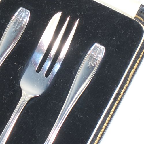 A handsome Sterling Silver set of six pastry forks and a serving fork, all in their original cream satin and black velvet-lined presentation box. Made by Arthur Price of Birmingham in 1931. The dimensions of this set of fine hand-made silver pastry forks are length 12.5 cms (5 inches), and they weigh a total of 113g (3.6 troy ounces).   