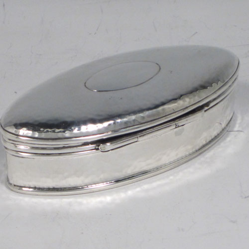 Antique Edwardian sterling silver pill box, having an oval body, with hand-hammered decoration, a hinged lid with vacant cartouche, and sitting on a flat base. Made in Birmingham in 1905. The dimensions of this fine hand-made silver pill box are length 9.5 cms (3.75 inches), height 3 cms (1.25 inches), width 4.5 cms (1.75 inches), and it weighs approx. 48g (1.6 troy ounces).