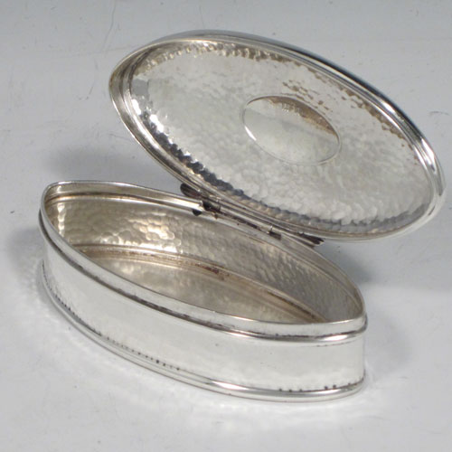 Antique Edwardian sterling silver pill box, having an oval body, with hand-hammered decoration, a hinged lid with vacant cartouche, and sitting on a flat base. Made in Birmingham in 1905. The dimensions of this fine hand-made silver pill box are length 9.5 cms (3.75 inches), height 3 cms (1.25 inches), width 4.5 cms (1.75 inches), and it weighs approx. 48g (1.6 troy ounces).