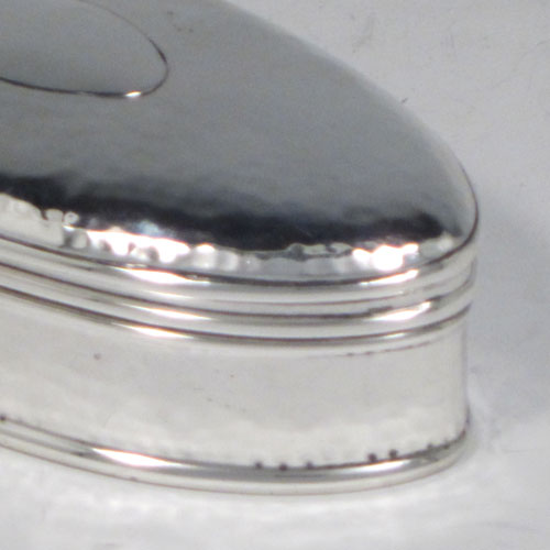 Antique Edwardian sterling silver pill box, having an oval body, with hand-hammered decoration, a hinged lid with vacant cartouche, and sitting on a flat base. Made in Birmingham in 1905. The dimensions of this fine hand-made silver pill box are length 9.5 cms (3.75 inches), height 3 cms (1.25 inches), width 4.5 cms (1.75 inches), and it weighs approx. 48g (1.6 troy ounces).