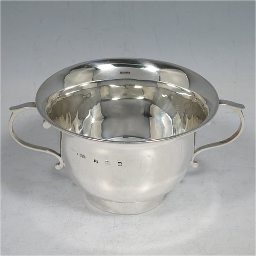 An Antique Edwardian Sterling Silver porringer, having a plain round baluster body, with two scroll side handles, and sitting on a collet foot. Made by Henry Hayes of Birmingham in 1902. The dimensions of this fine hand-made antique silver poringer are height 6.5 cms (2.5 inches), spread across arms 13 cms (5 inches), and it weighs approx. 125g (4 troy ounces).    