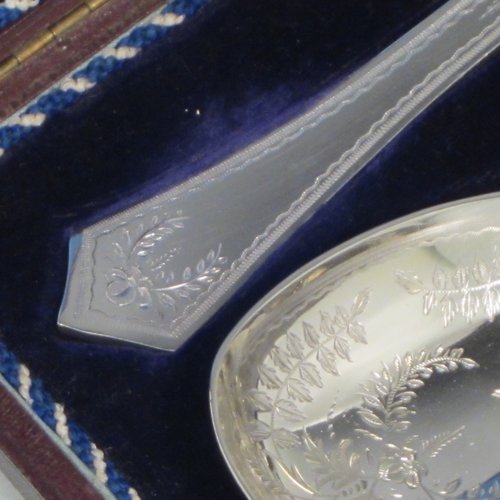 Antique Victorian silver-plated pair of salad servers, having oval bowls and geometrically shaped handled, and featuring hand-engraved floral decoration, all in their original blue satin and velvet-lined presentation box. Made by Francis Higgins in ca. 1880. The length of these fine hand-made silver salad servers are 24 cms (9.5 inches).   